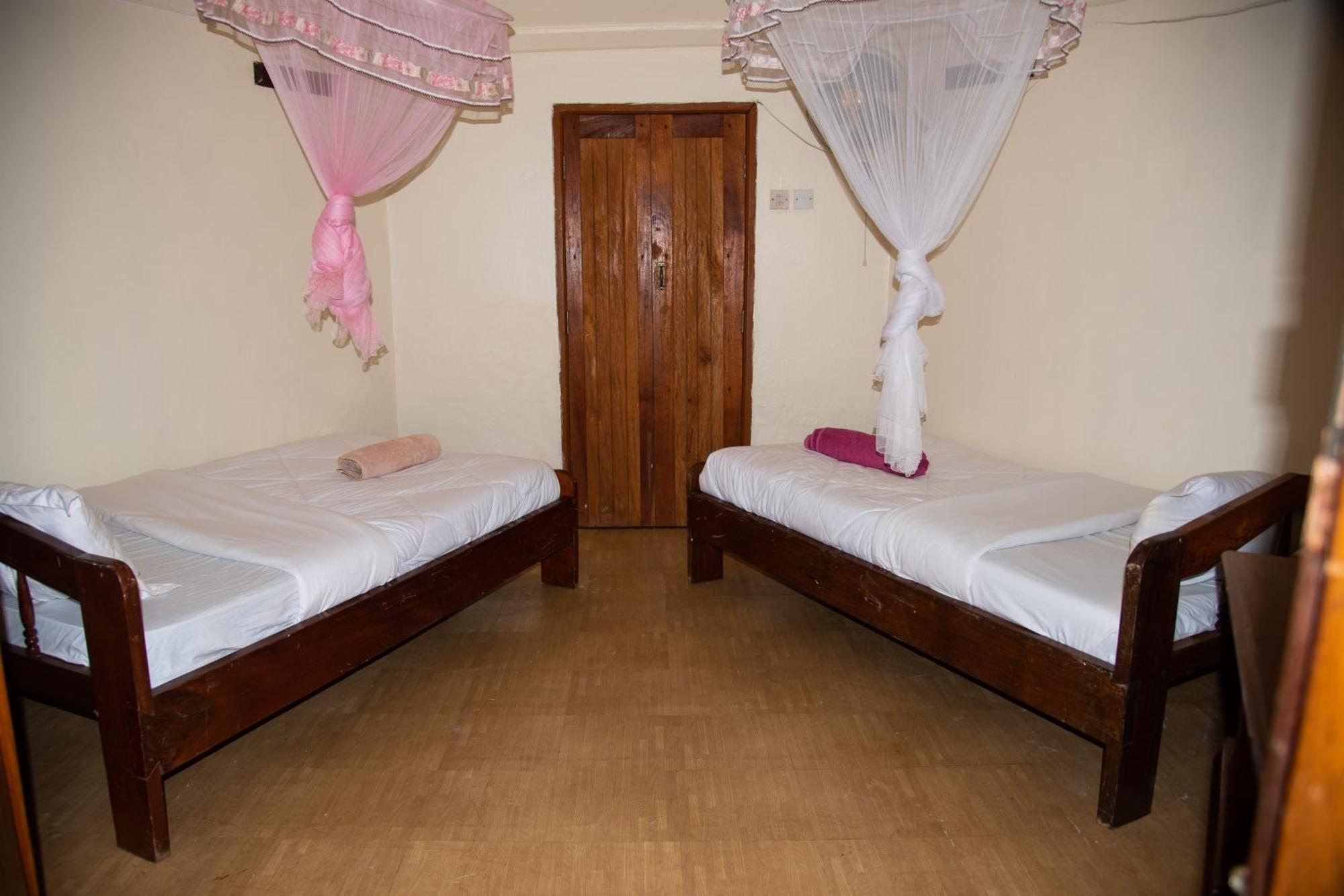 New Court View Hotel Masindi Bagian luar foto