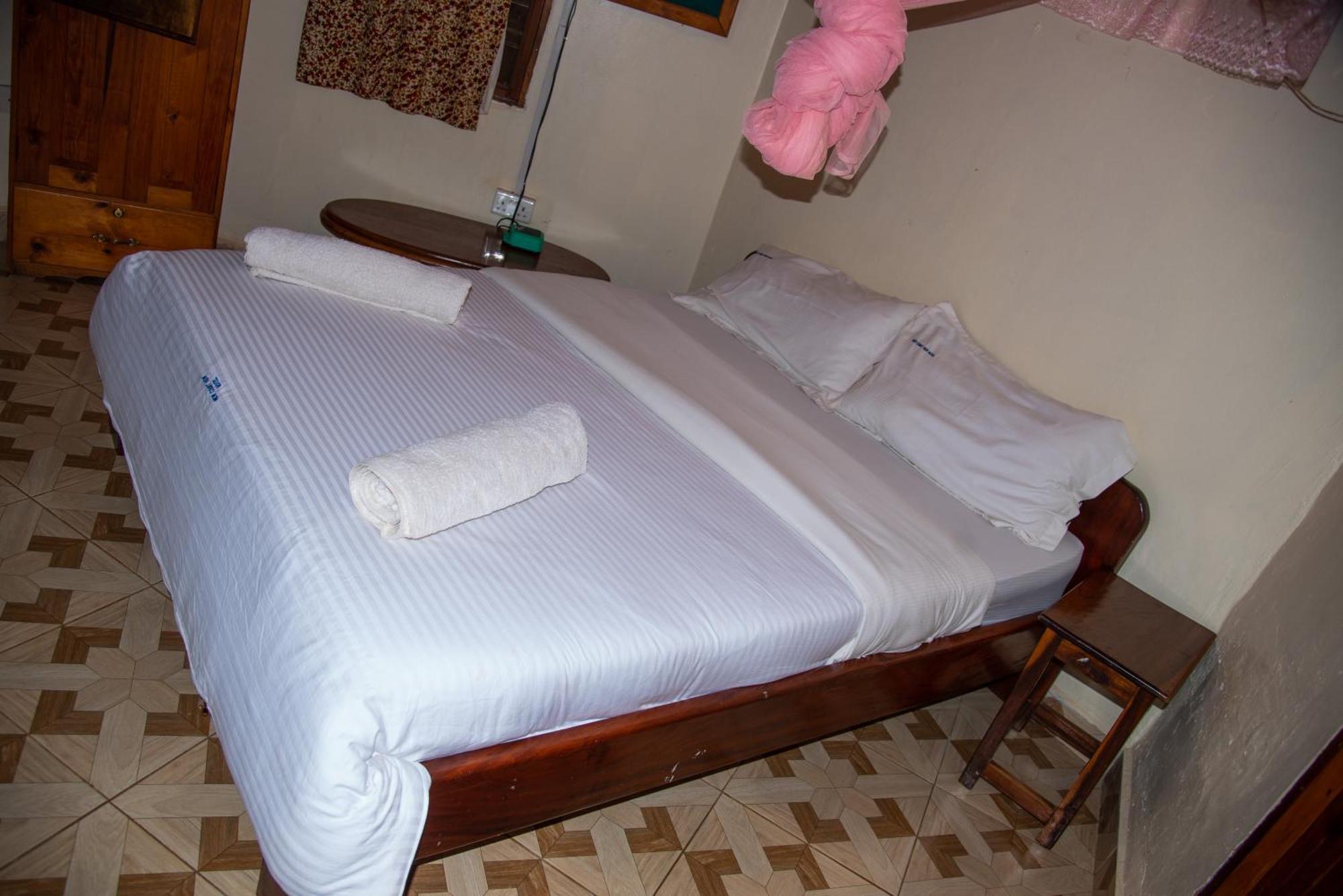 New Court View Hotel Masindi Bagian luar foto