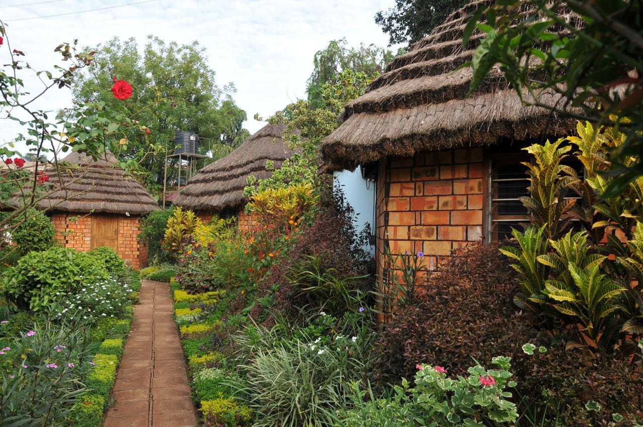 New Court View Hotel Masindi Bagian luar foto