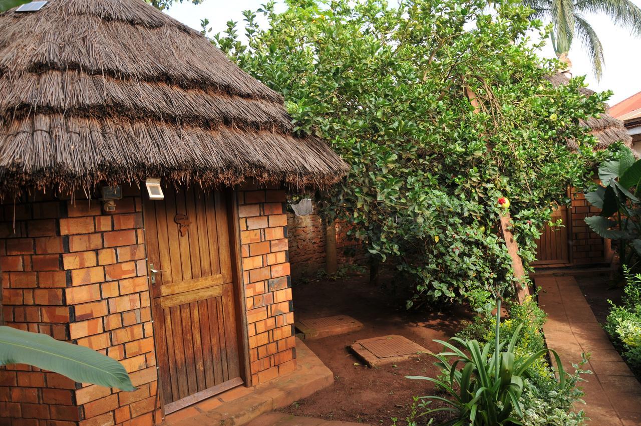 New Court View Hotel Masindi Bagian luar foto