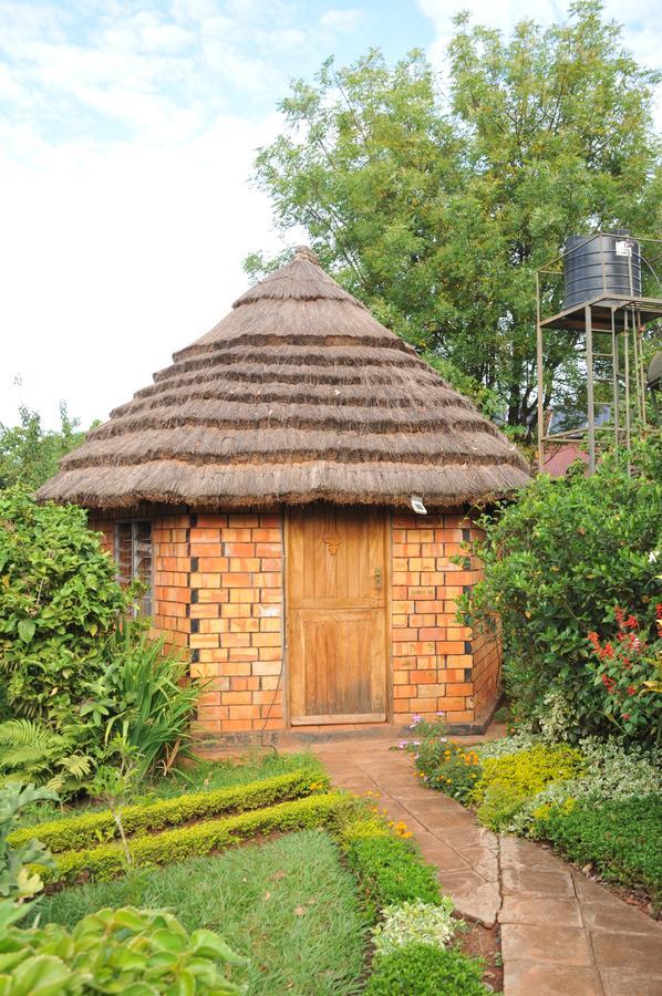 New Court View Hotel Masindi Bagian luar foto