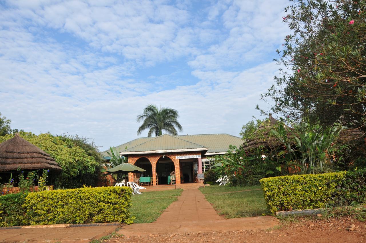 New Court View Hotel Masindi Bagian luar foto